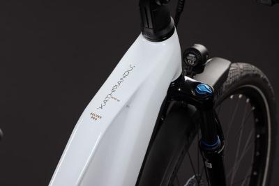 Cube Kathmandu Hybrid Deluxe Pro 800 metallicwhite'n'chrome Gr&ouml;&szlig;e: Trapeze 50 cm Produktbild 1